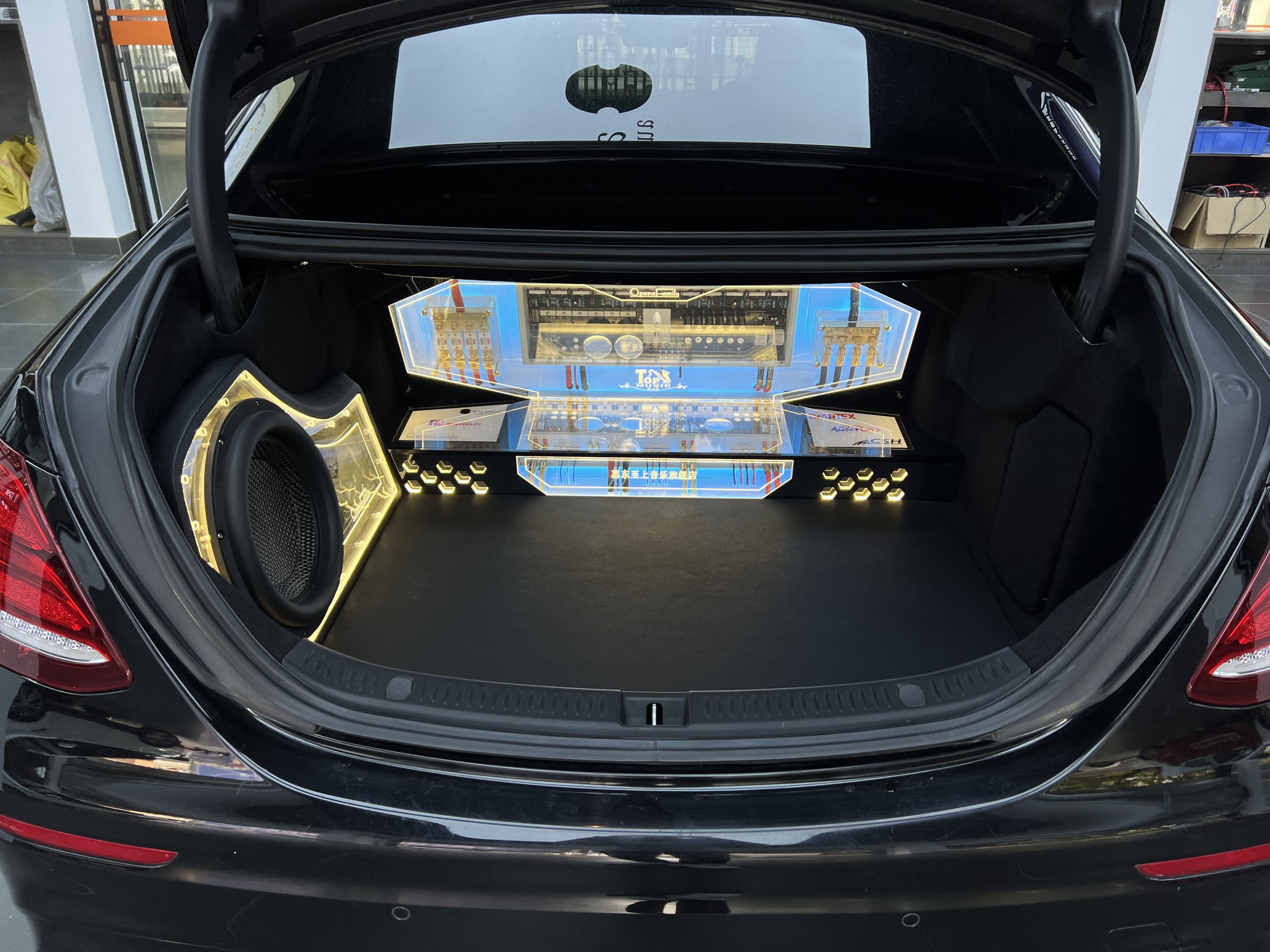 奔馳E級全套升級歌劇世家 精美的尾箱倒模又來搶鏡了!