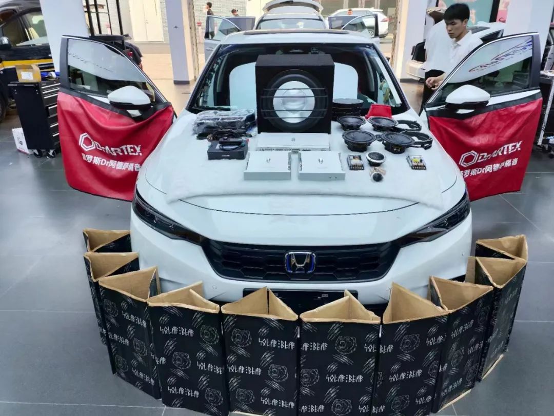 本田型格升級主動三分頻音響隔音，音樂響起...