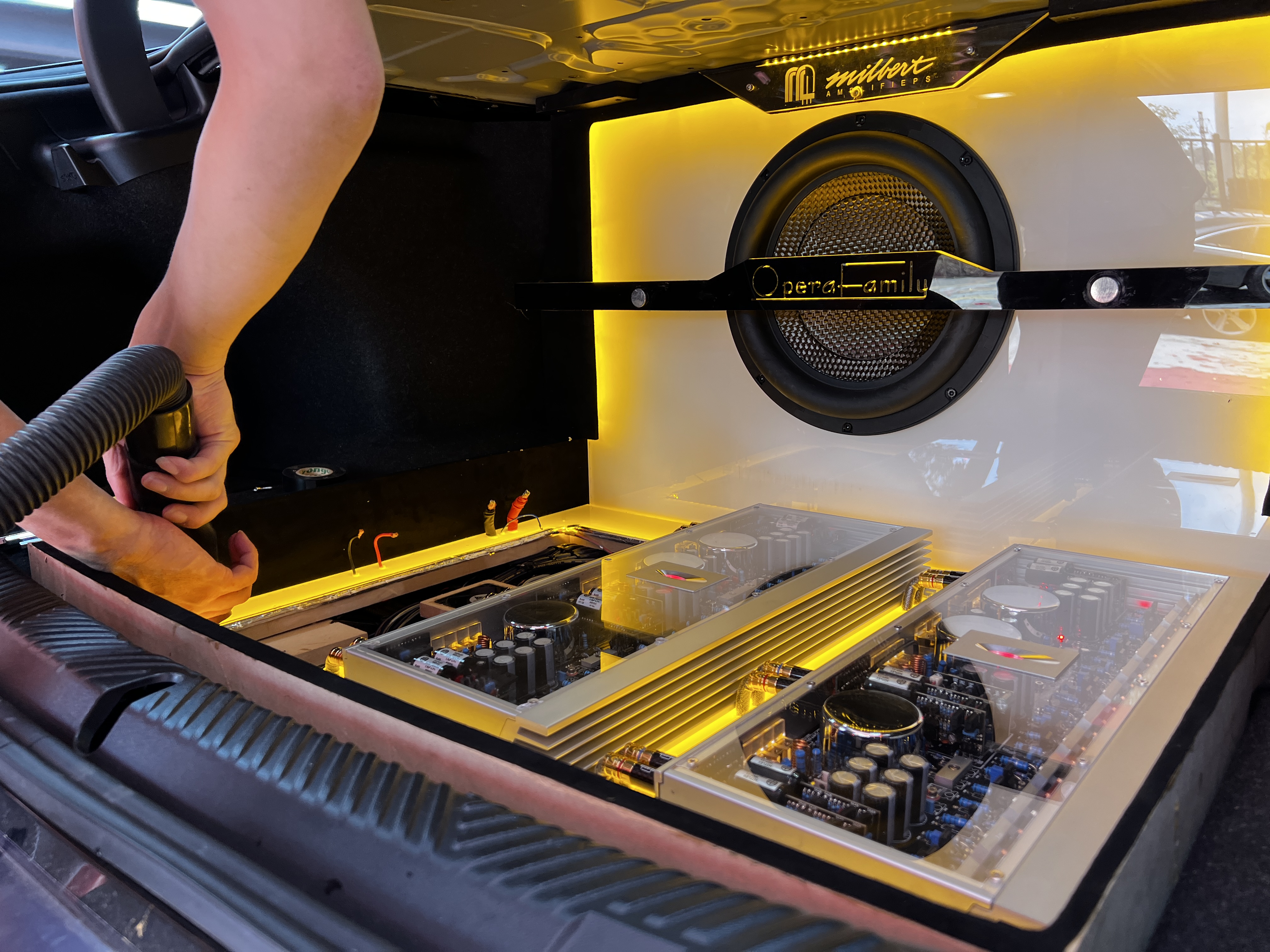 至上音樂(lè)全國(guó)巡回名師調(diào)音會(huì)-昆明站：寶馬530音響升級(jí)，感受震撼的聽(tīng)覺(jué)盛宴！