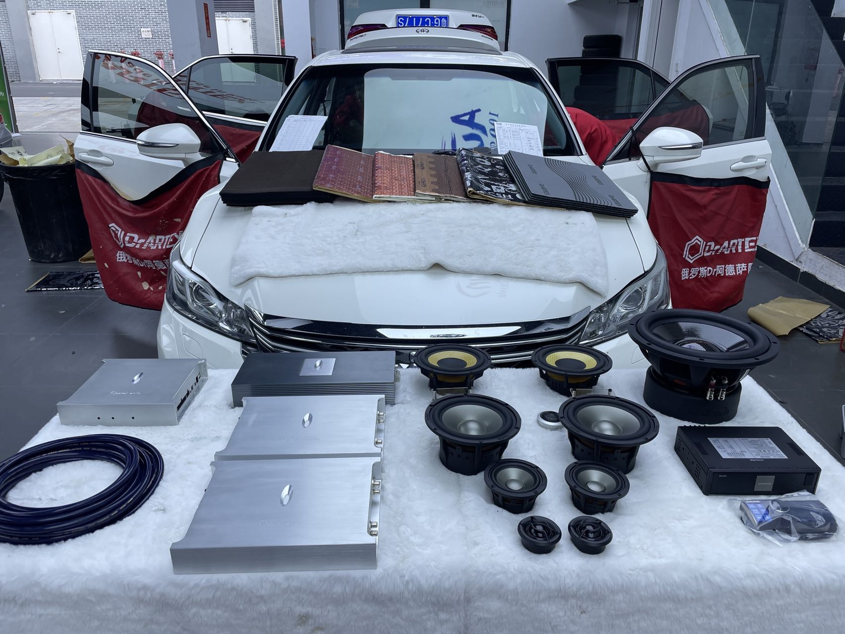 豐田皇冠音響升級，駕駛中的音樂享受